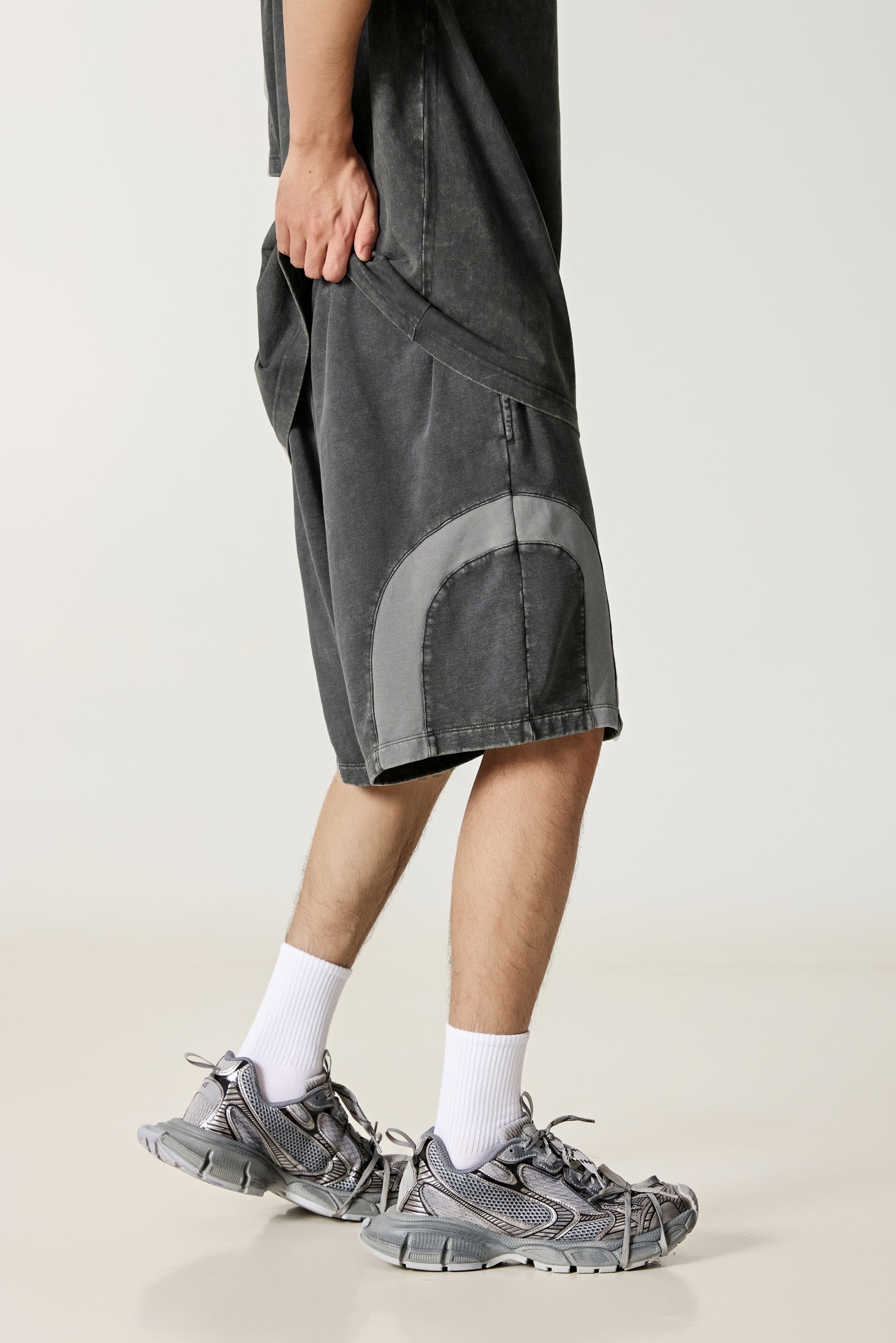 330GSM Unisex Heavyweight Contrast-Panel Snow-Washed Shorts Medium Grey/Dark Grey
